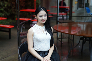 塞尔地环绕的美丽湖泊